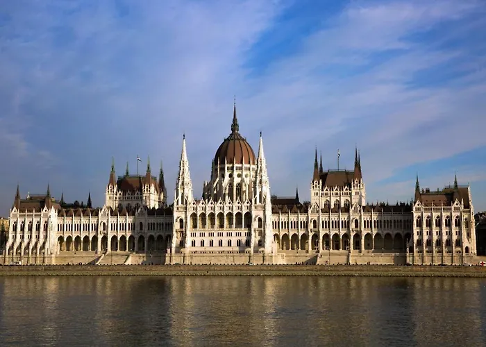 Budapest Kingdom Apartment Central & Car Parking On-Site & Aircon & Quiet & Family Friendly